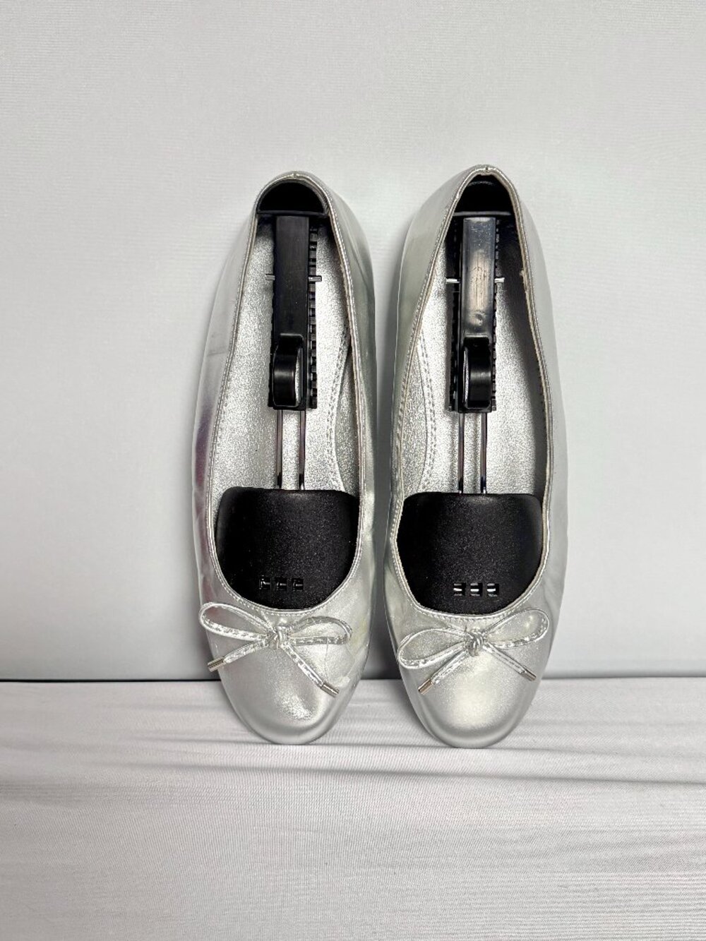 Womens 10 Berness Fara Silver Ballet Flats Shoes Bows Metallic